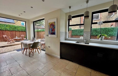 St. Leonard's House | Chic London Smart Home with Family-Friendly Amenities