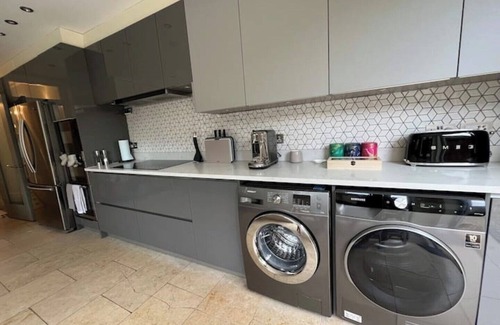 St. Leonard's House | Chic London Smart Home with Family-Friendly Amenities