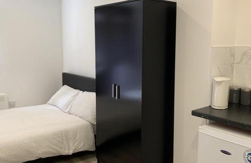 London Borough of Bromley Apartment | Cozy London Studio Flats with Pet-Friendly Amenities