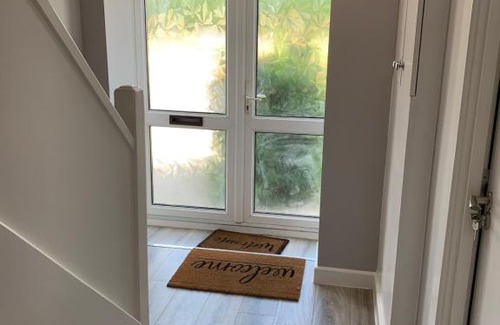 London Borough of Bromley Apartment | Cozy London Studio Flats with Pet-Friendly Amenities