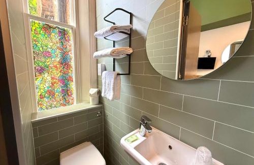 Holland Park Apartment | Comfortable Stay at London Visitors Hotel with Breakfast