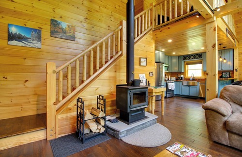 Londonderry Cabin | Experience Londonderry Chalet: Deck, Fire Pit & Scenic Views