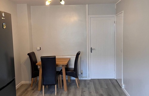 Woolwich House | Homely London Retreat for Contractors and Tourists