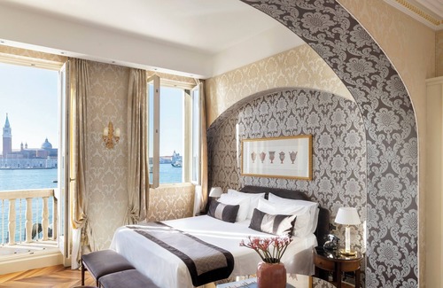 Castello Hotel | Elegant Stay at Londra Palace Venezia - Top-Rated Comfort