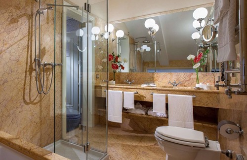 Castello Hotel | Elegant Stay at Londra Palace Venezia - Top-Rated Comfort