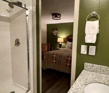 Cougar Resort | Experience Lone Fir Resort: Family-Friendly Getaway Awaits!