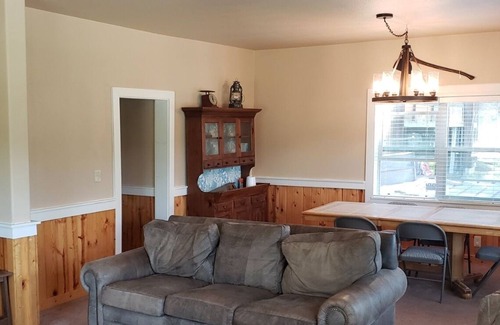 Sumpter House | Lone Pine Claim - Just minutes to ATV and hiking trails.