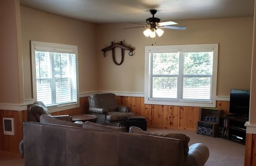 Sumpter House | Lone Pine Claim - Just minutes to ATV and hiking trails.