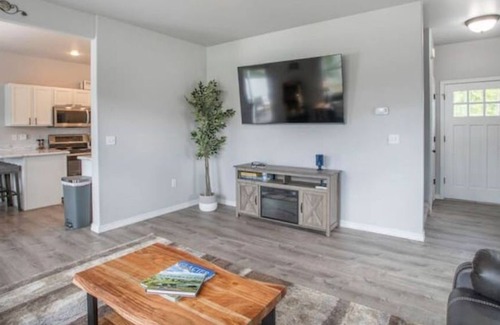 Kalispell House | Family-Friendly Lone Pine Retreat with Hot Tub & Kitchen