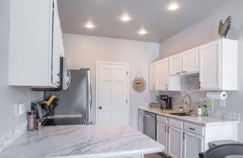 Kalispell House | Family-Friendly Lone Pine Retreat with Hot Tub & Kitchen