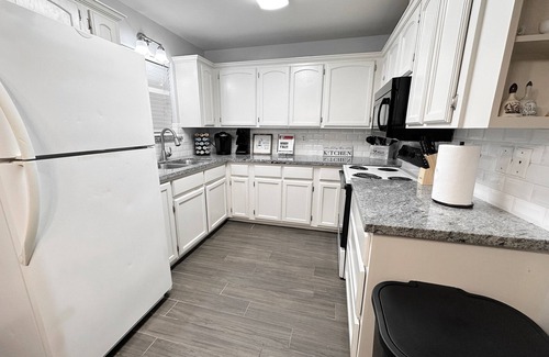 McAllen Apartment | Top-Rated Family Getaway at Lone Star Lodge