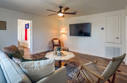 Johnson City House | Lone Star Lokal Guest House - Downtown Near Wineries!