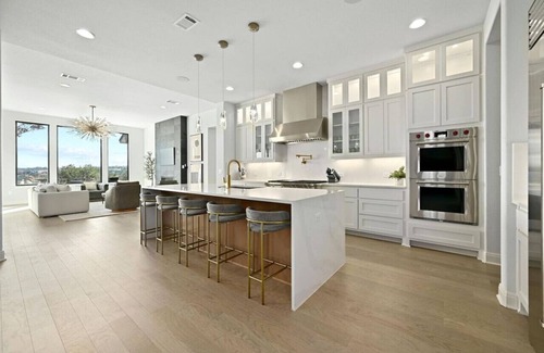Leander House | Indulge at Lone Star Luxe: Lake Travis Retreat Awaits!