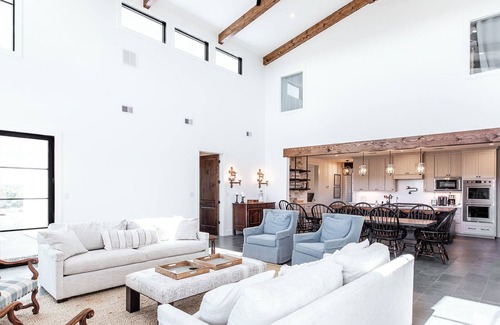 Brady Resort | Ideal Ranch for Memorable Weddings and Retreats with Pool