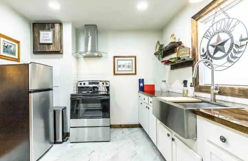 Lubbock House | Rustic Lone Star Suite with Kitchen & Fireplace, Rated 10/10