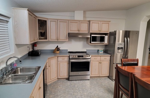 Sicamous House | Welcoming Lone Wolfe: Your Pet-Friendly Retreat Awaits