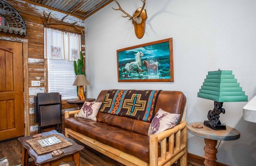 Bandera House | Exceptional Lonesome Dove Guesthouse with Kitchen Amenities