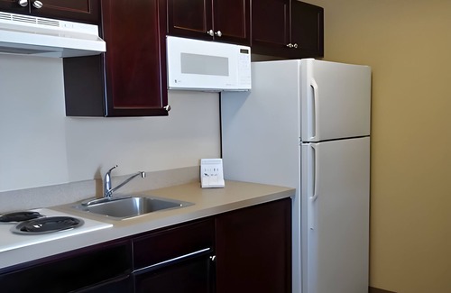 Webster Hotel | Discover Lonestar Suites: Family-Friendly with Pool & Restaurant