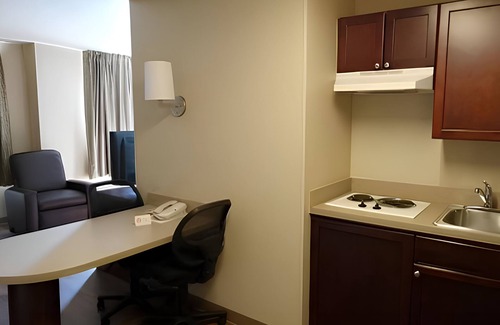Webster Hotel | Discover Lonestar Suites: Family-Friendly with Pool & Restaurant