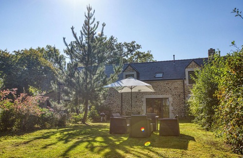 Locoal-Mendon House | Elegant Retreat with Pool and Scenic Views in Nature