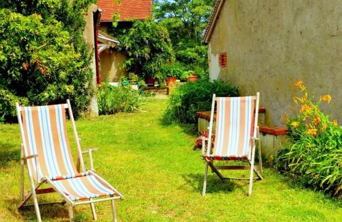 Lurcy-Levis House | Cozy Gîte Lurcy-Lévis: Perfect for Families and Pets