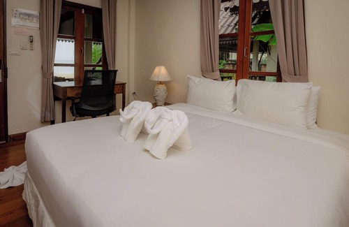 Haad Yao Resort | Relax at Long Bay Resort with Ocean Views and Pool Access