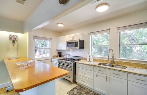 Long Beach Cottage | Charming Long Beach Cottage: Steps to Beach & Downtown!