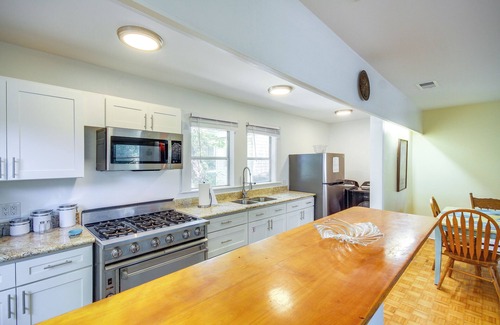 Long Beach Cottage | Charming Long Beach Cottage: Steps to Beach & Downtown!