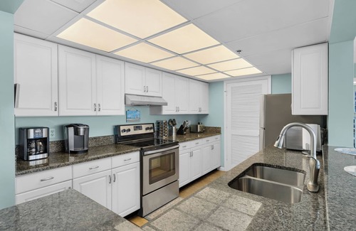 Long Beach Condo | Beachfront Paradise: Free Service & Ocean Views Await!