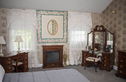 Town of Reading Bed & Breakfast | Experience Long House Manor B And B with Pool & Breakfast