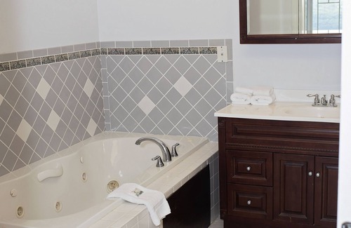 Town of Reading Bed & Breakfast | Experience Long House Manor B And B with Pool & Breakfast