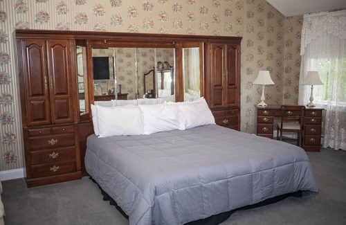 Town of Reading Bed & Breakfast | Experience Long House Manor B And B with Pool & Breakfast