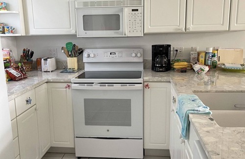 Layton Condo | Beachfront Paradise in Long Key, Florida with Pool & Ocean View