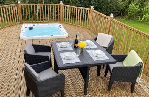 Malton Apartment | Relaxing Long Meadow Lodge with Inviting Hot Tub Retreat