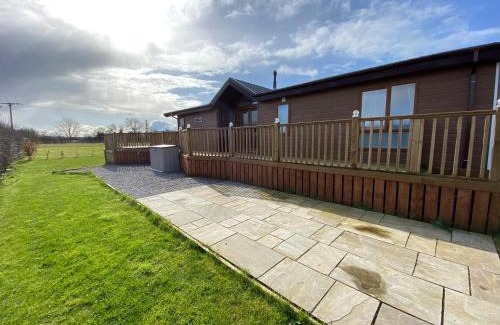 Malton Apartment | Relaxing Long Meadow Lodge with Inviting Hot Tub Retreat