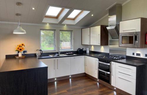 Malton Apartment | Relaxing Long Meadow Lodge with Inviting Hot Tub Retreat