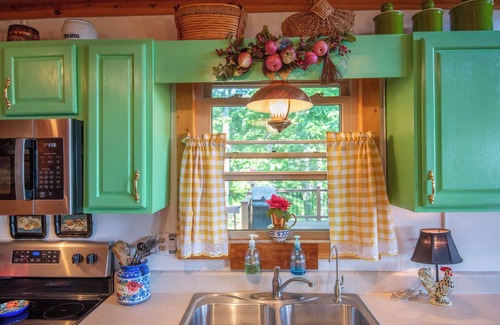 Sparta House | Relaxing Retreat with Mountain Views and Hot Tub Access