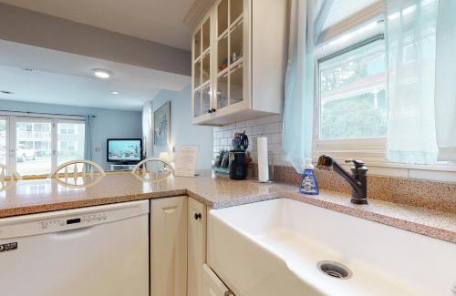 York Beach Apartment | Discover Long Sands Escape: Pet & Child Friendly Retreat