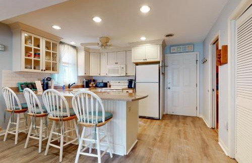 York Beach Apartment | Discover Long Sands Escape: Pet & Child Friendly Retreat