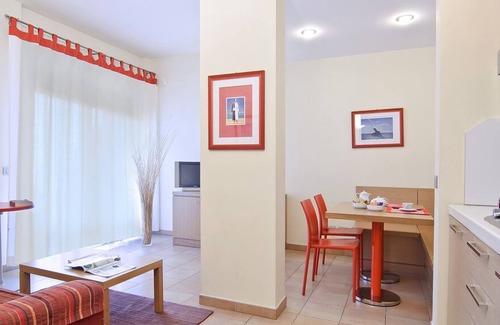Zona XXX Castel Fusano Apartment | Long Stay Monthly Apartment near Rome I Triangoli with backyard