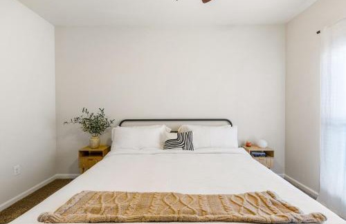 West Oak Hill Apartment | Long Stays Welcome, Pool, Free Parking, and Balcony