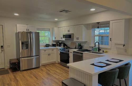 MacGregor House | Long Term, Blackout Curtain, 2 Monitor, King Bed Room in 2 BR Home