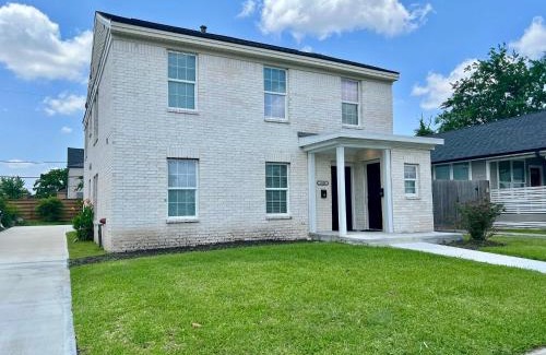 MacGregor House | Long Term, Blackout Curtain, 2 Monitor, King Bed Room in 2 BR Home