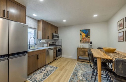 Fairpark Apartment | Discover Skier's Hideaway: Downtown Retreat with Spa & Kitchen
