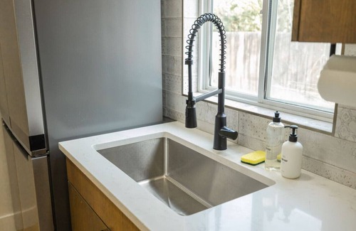 Fairpark Apartment | Discover Skier's Hideaway: Downtown Retreat with Spa & Kitchen