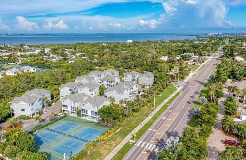 Whitney Beach Apartment | Pet-Friendly Longboat Key Cedars Beach House Near the Shore
