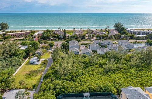 Whitney Beach Apartment | Pet-Friendly Longboat Key Cedars Beach House Near the Shore