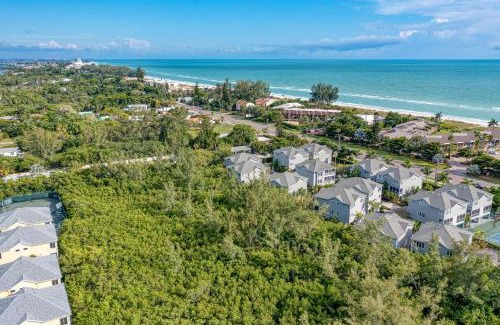 Whitney Beach Apartment | Pet-Friendly Longboat Key Cedars Beach House Near the Shore