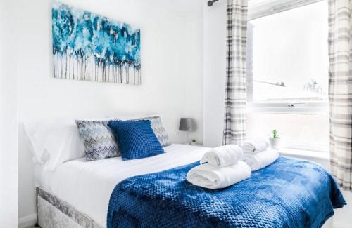 Horley Apartment | Cozy 1BR Retreat Near Gatwick with Family & Pet Amenities