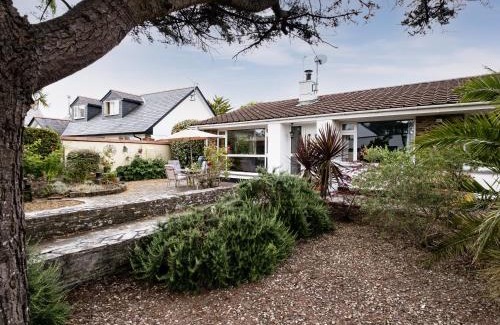 Rock House | Pet-Friendly Longhouse Bungalow: 10/10 Guest Rated Retreat